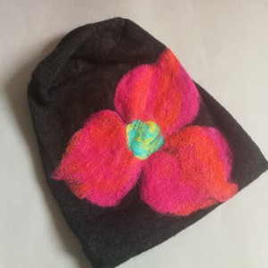 Czapka wełniana filcowana czarna zimowa handmade w kwiaty