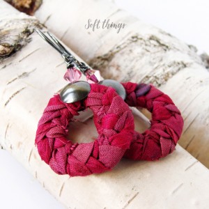 Malinowe warkocze - oryginalne, srebrne kolczyki koła z jedwabiem