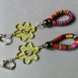 klipsy w stylu orientalnym  etno boho, motyw żółtych kwiatów i  pasiasta lina