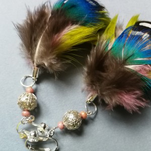 klipsy z piórek ręcznie robione bardzo kolorowe i lekkie