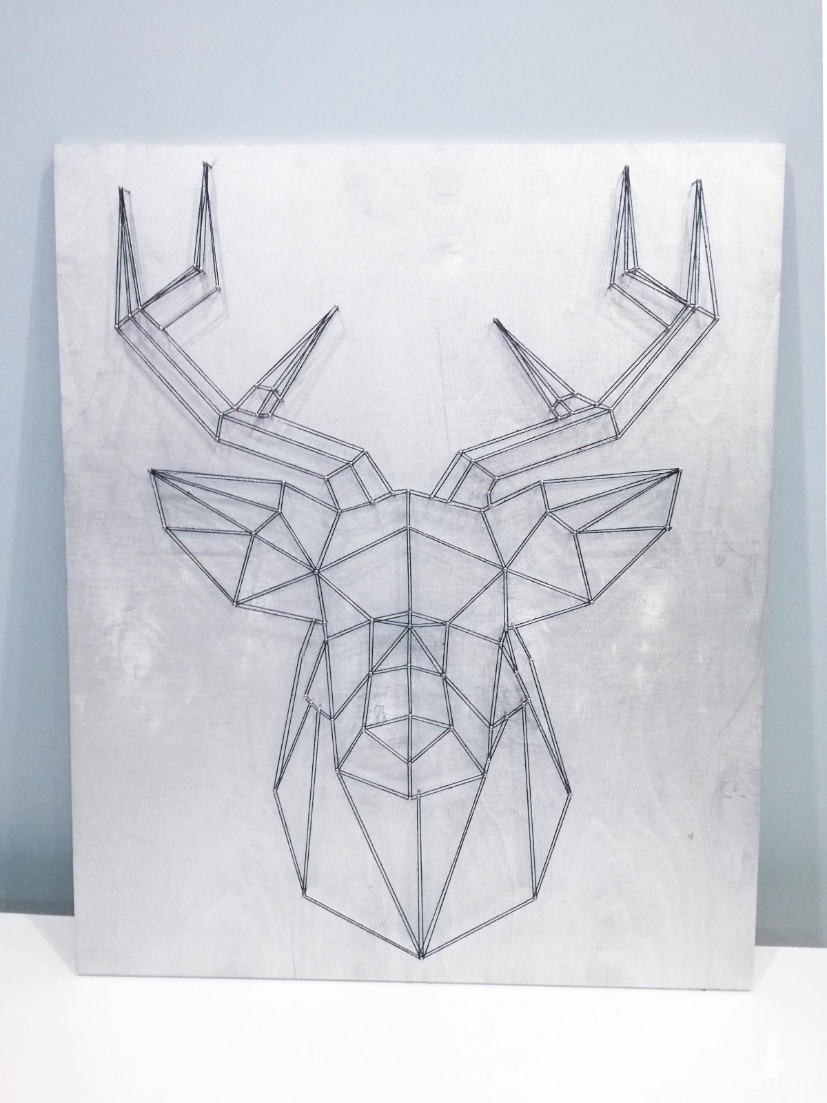 Dekoracja ścienna geometryczny jeleń string art srebrny