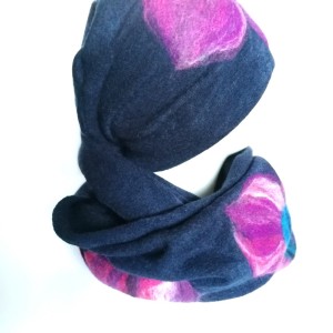 granatowy wełniany komplet w kwiaty idealny na zimę filcowany wełną - wełna z kwiatami zachwyca godzinami