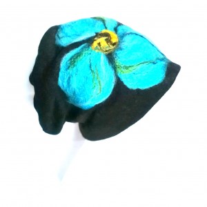 czapka handmade wełniana z kwiatem zimowa na narty