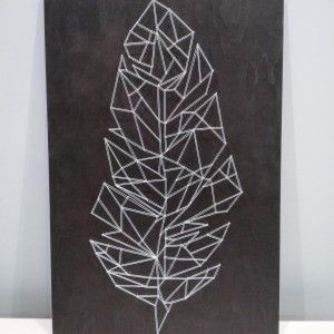 Geometryczny obraz string art piórko