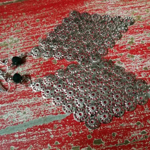 klipsy ażurowe długie lekkie z zielonym akcentem koralika