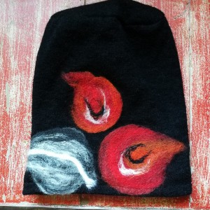 czapka handmade wełniana z kwiatem-czesanką filcowane czapki wełniane