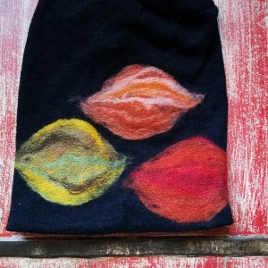 czapka handmade wełniana z kwiatem-czesanką filcowane czapki wełniane