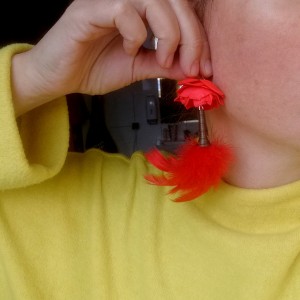 klipsy kwiaty i piór czerwone, leciutkie,pojedynczy egzemplarz, polecam-box x1