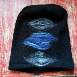 czapka handmade wełniana z kwiatem-czesanką filcowane czapki wełniane