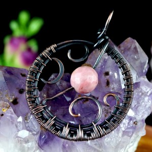 Miedziany wisior z rodochrozytem, ręcznie wykonany prezent dla niej prezent dla niego, prezent urodzinowy biżuteria autorska