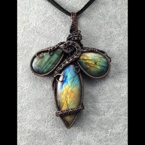 Labradoryt, Miedziany wisior z trzema kaboszonami labradorytu, ręcznie wykonany, prezent dla niej, prezent dla mamy, prezent urodzinowy