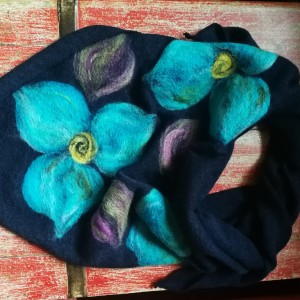 granatowa chusta handmade wełniana