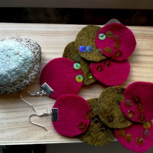 lekkie filcowe kolczyki nakrapiane cekinowe na karnawał