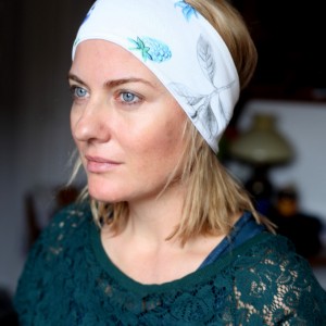 opaska biała w kwiaty sportowa uniwersalna