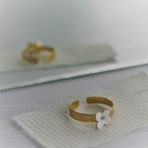 Pierścionek z kwiatem