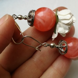 kolczyki w kolorze koralowym z białymi papierowymi kwiatami