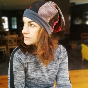 czapka smerfetka długa damska uniwersalna patchworkowa wykończona szarym ściagaczem