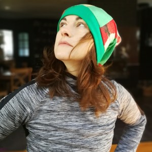 czapka smerfetka długa damska uniwersalna patchworkowa wykończona zielonym ściagaczem