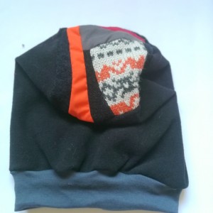 czapka damska czarna z patchworkową góra