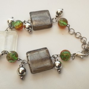 bransoletka w odcieniach szarości i zieleni