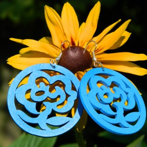 Kolczyki niebieskie kwiaty, kolczyki boho hippie, biżuteria drewniana