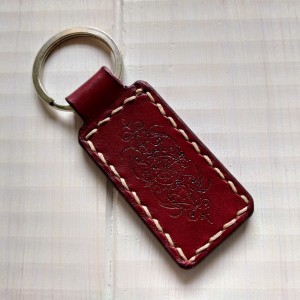 Skórzany brelok w kolorze bordowym