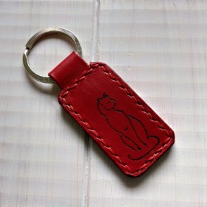 Skórzany brelok w kolorze czerwonym