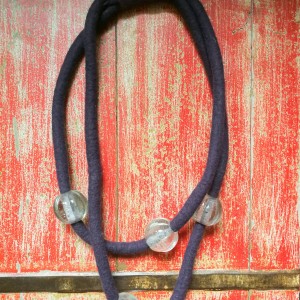 naszyjnik fioletowy filcowany ze szklanym białymi kulami transparentnymi