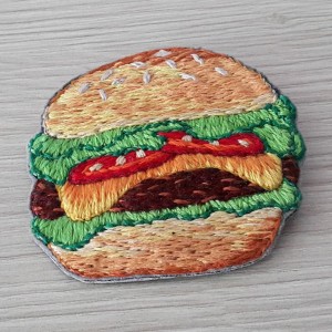 Przypinka hamburger
