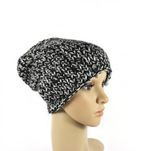 Czapka melanżowa z czarnym unisex one size robiona ręcznie na drutach