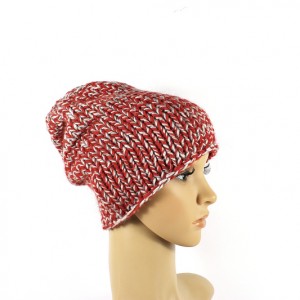 Czapka melanżowa z czerwonym unisex one size robiona ręcznie na drutach