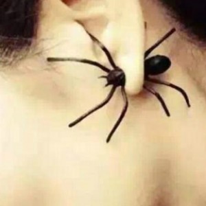 kolczyki w pajęczej sieci kokoszą się dzieci