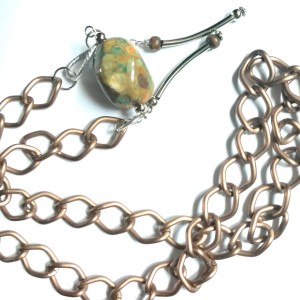 naszyjnik z kamieniem