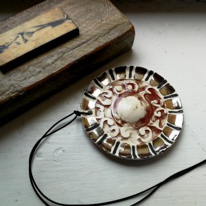 wisior ceramiczny szkliwiony