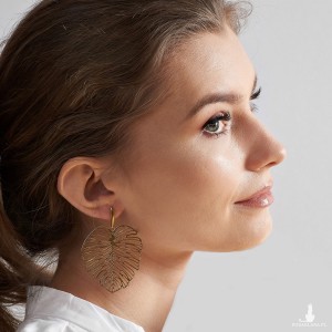 Ażurowe monstery w kolorze złotym