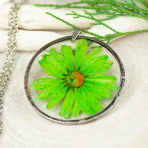 Naszyjnik z kwiatów w cynowej ramce z398