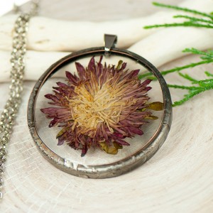 Naszyjnik z kwiatów w cynowej ramce z403