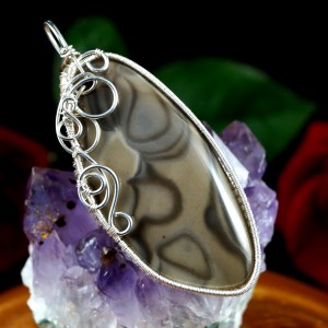 Krzemień pasiasty, Srebrny wisior z krzemieniem, ręcznie wykonany, prezent dla niej, prezent dla mamy, prezent urodzinowy biżuteria autorska