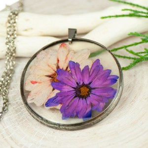 Naszyjnik z kwiatów w cynowej ramce z415