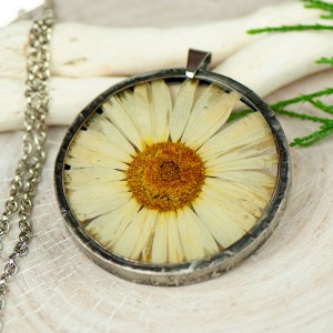 Naszyjnik z kwiatów w cynowej ramce z424