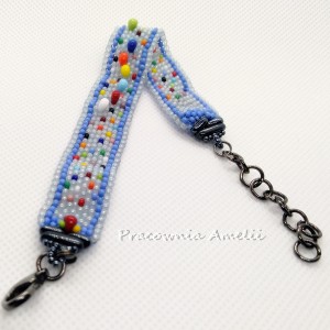 kolorowe kropki na błękicie beading