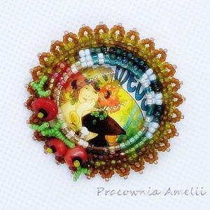 broszka z grafiką Alfonsa Muchy koral naturalny