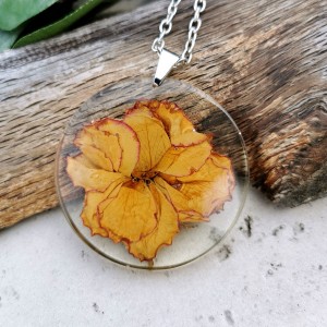 Naszyjnik z prawdziwymi kwiatami zatopionymi w żywicy z300