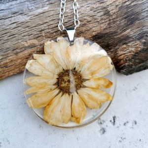 Naszyjnik z prawdziwymi kwiatami zatopionymi w żywicy z423