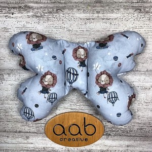 MOTYLEK PODUSZKA ANTYWSTRZĄSOWA SŁODKIE LWY(374054)