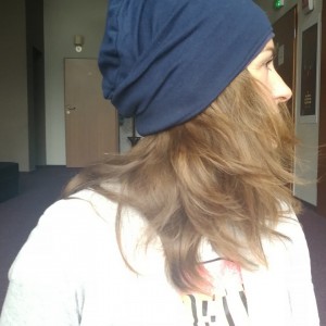 czapka w kolorze granatowym na podszewce uniwersalna