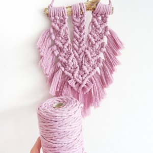 Różowa makrama na ścianę