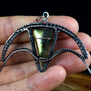 Labradoryt, Miedziany wisior z labradorytem, ręcznie wykonany prezent dla niej, prezent dla mamy prezent urodzinowy niepowtarzalna biżuteria