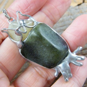 Naszyjnik: Sowa z zielonymi kamieniami