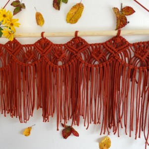 Makrama na ścianę w kolorze ceglastym, dekoracja jesienna